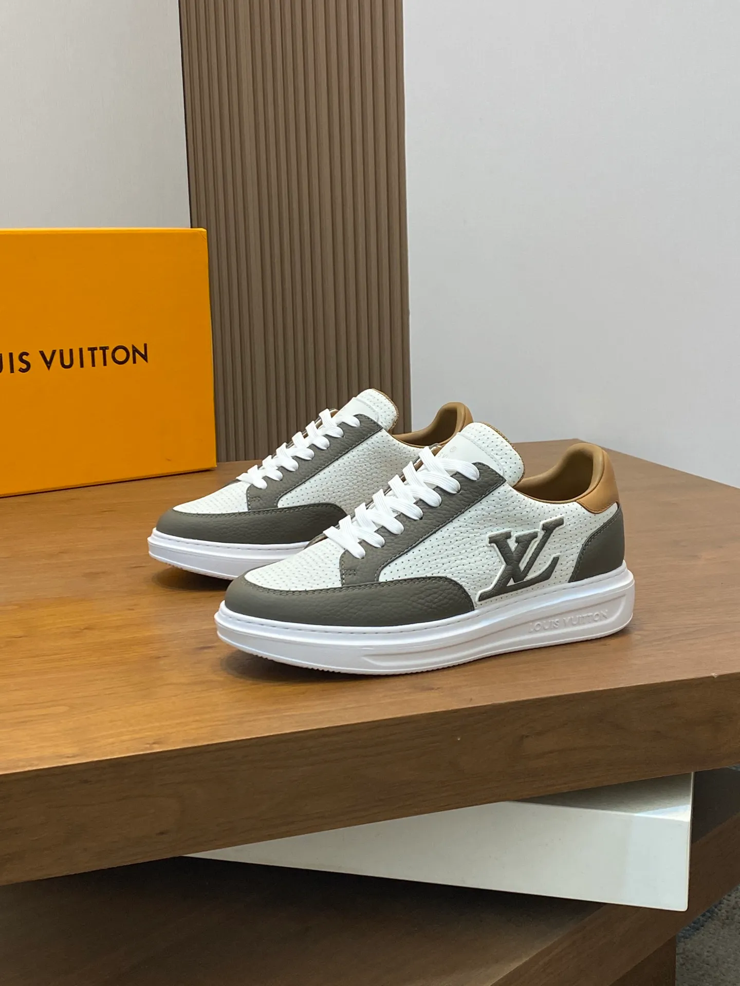 Factory Price: 400💰LV🔍Top Purchasing Agency🇮🇹 Lu Street Boy’s popular sports shoes counter synchronized, uppers imported from Italy cowhide fabric, high-quality complex splicing crafts, imported water-dyed cowhide lining cowhide feet Sole: Original sole provided by the original factory, T men's men's shoes 💰U exclusive movable molded sole, super comfortable, original factory follow-up goods, 🔍🔍high quality, can be entered and exited the counter at will, welcome to compare, code number 39-44 (order 38 45)